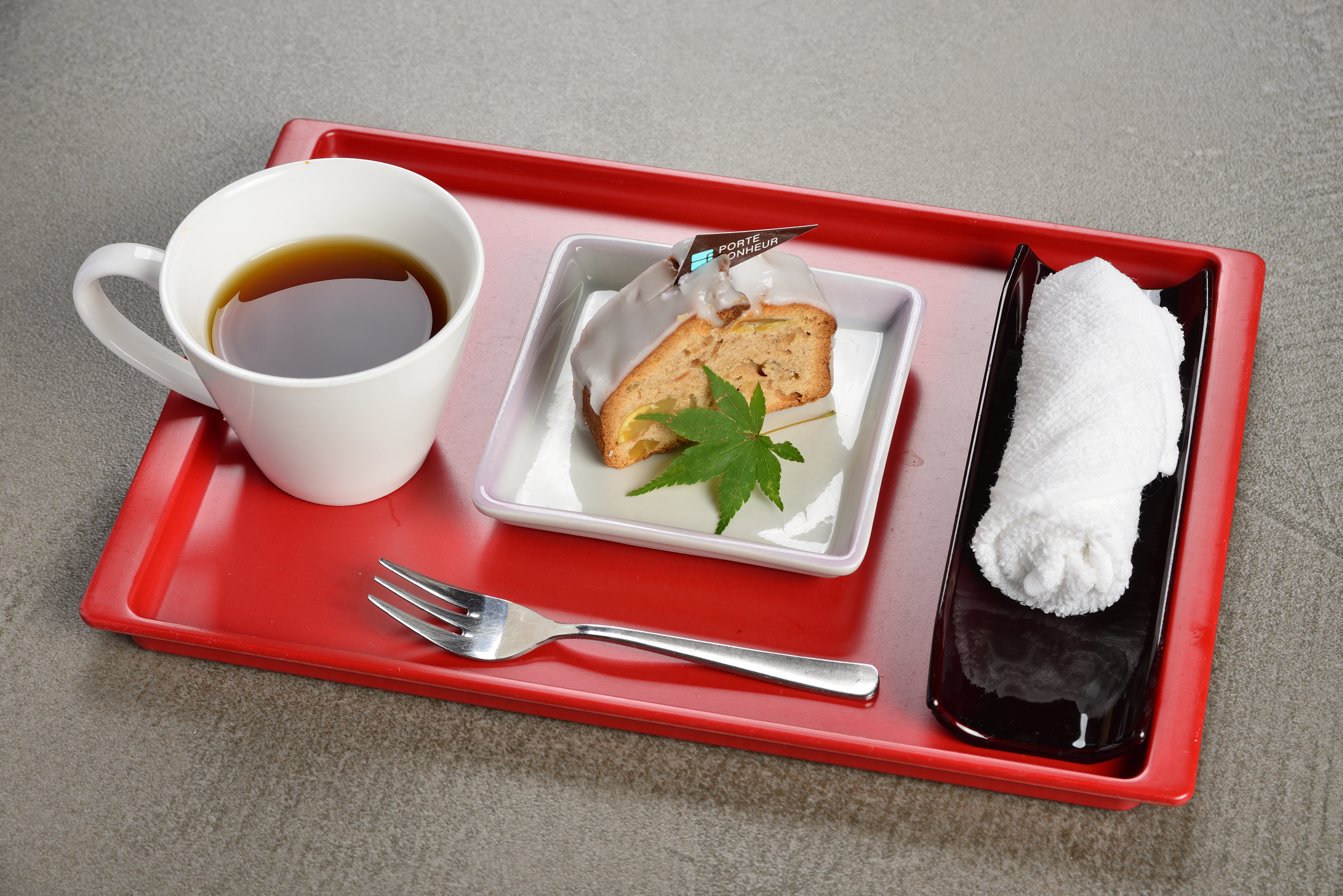 パウンドケーキと紅茶 斜めから