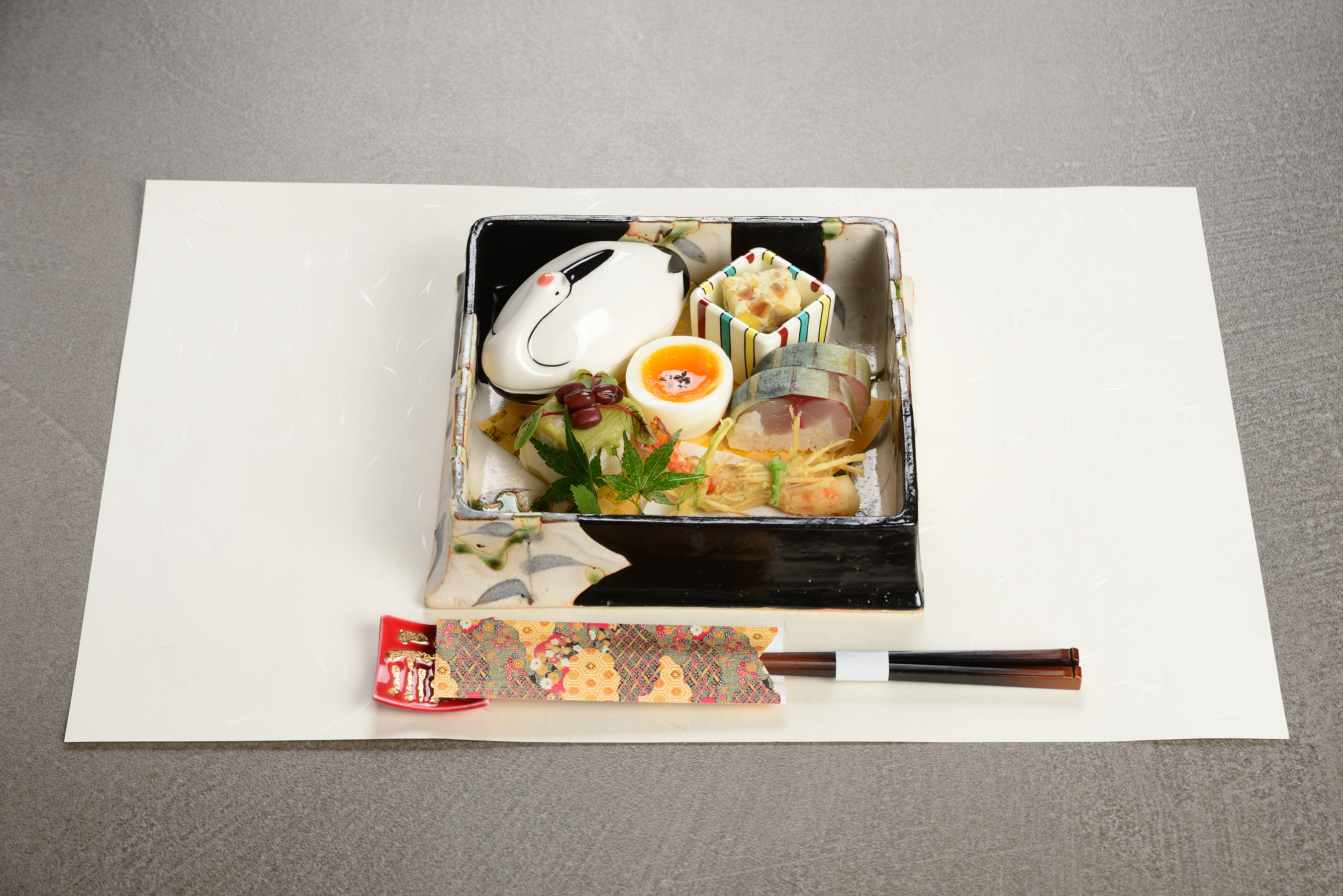 前菜の膳 鶴の蓋物をのせた絵付けの角箱