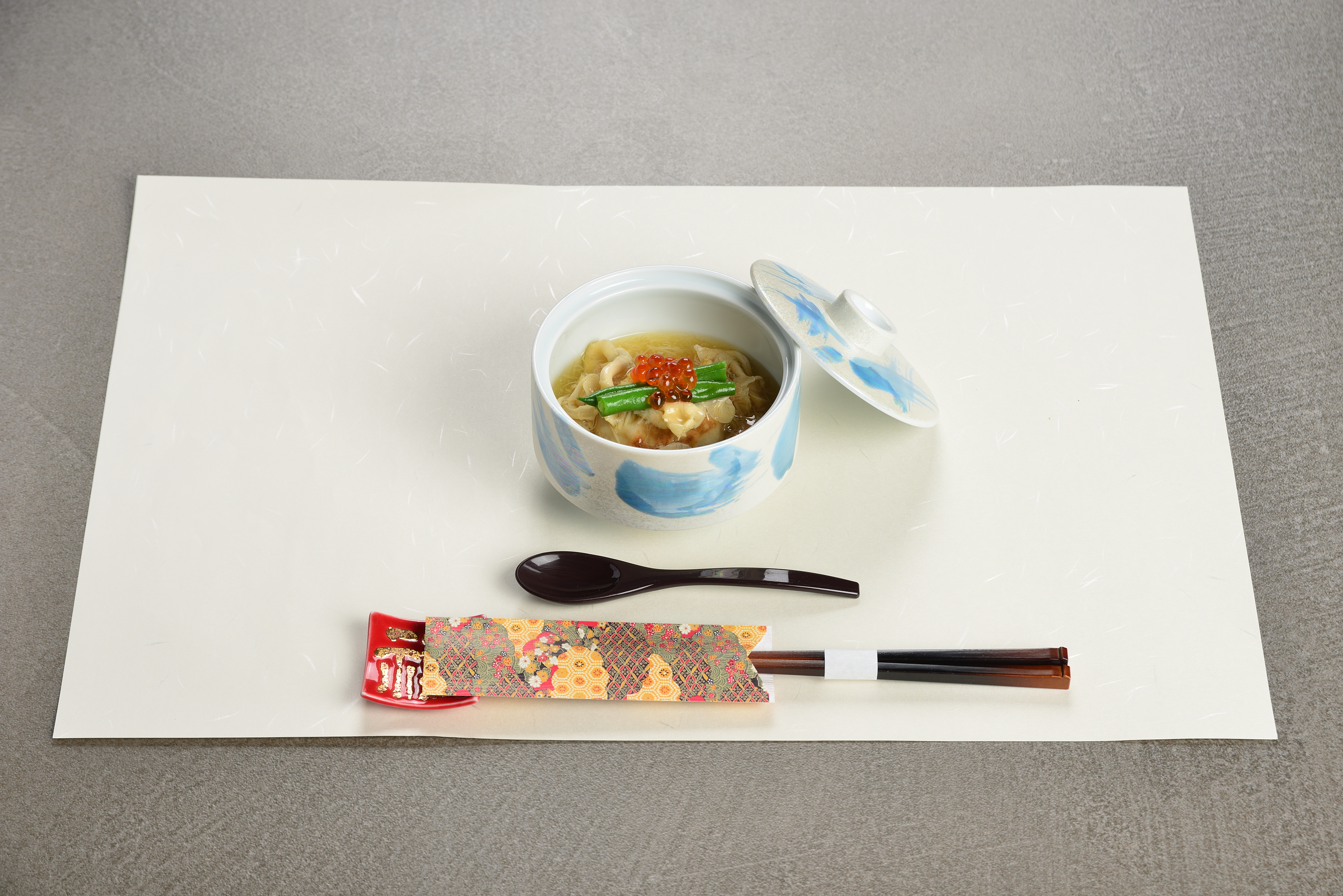 煮物の膳 青い絵付けの蓋物