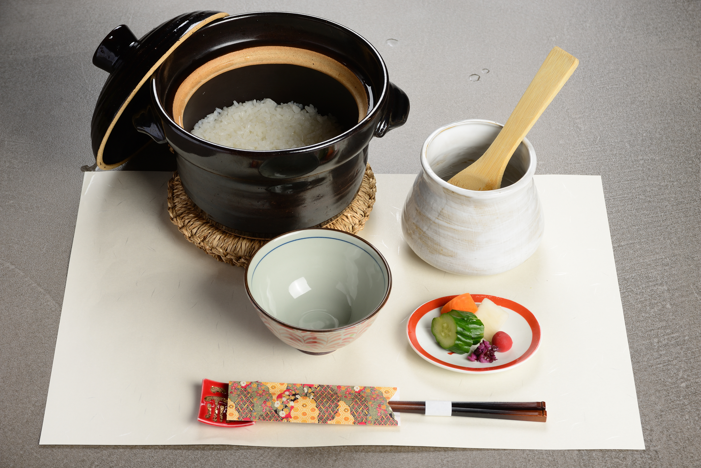 飯物の膳 蓋を開けた土鍋