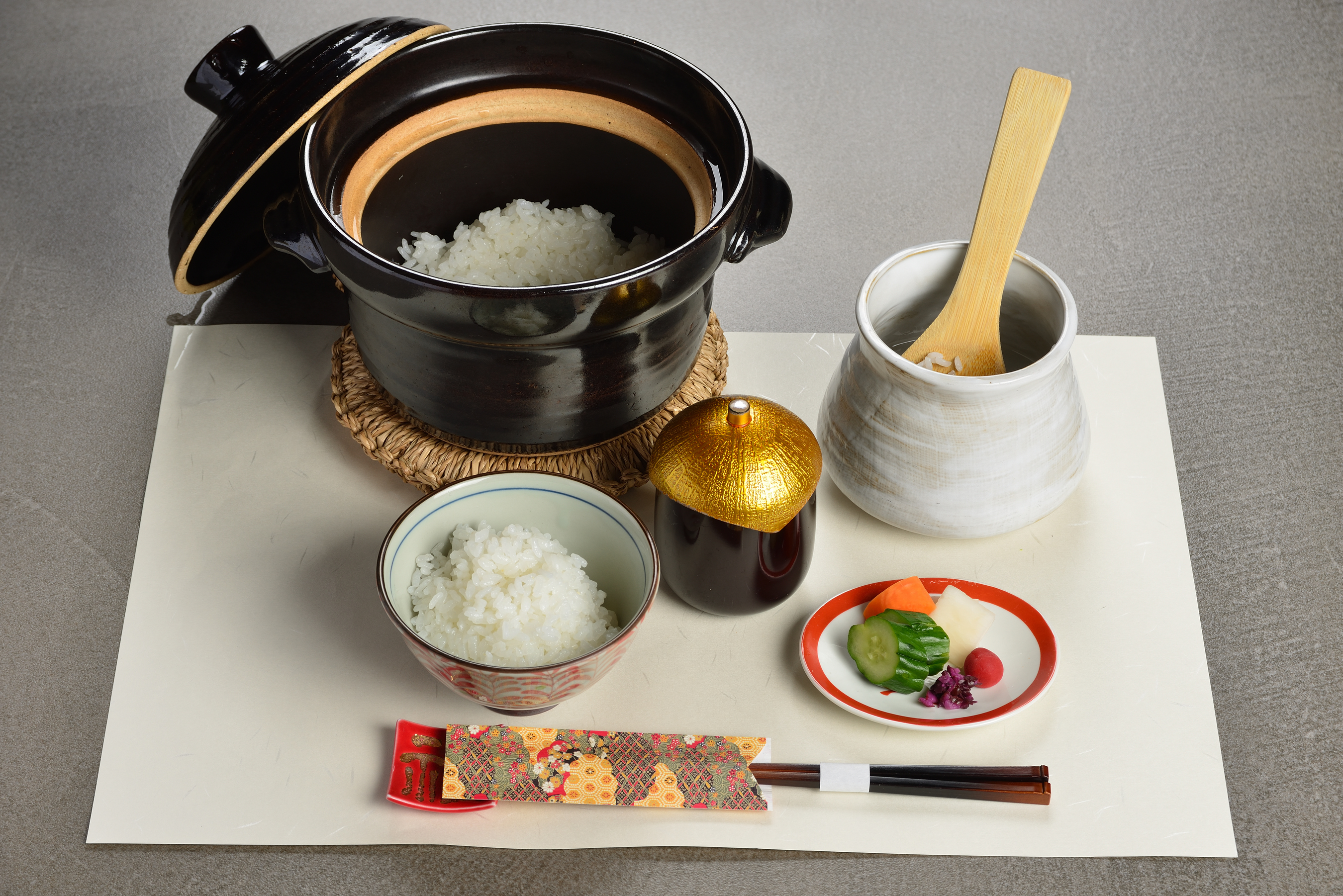 土鍋めしをよそった膳 金色の蓋の小吸物
