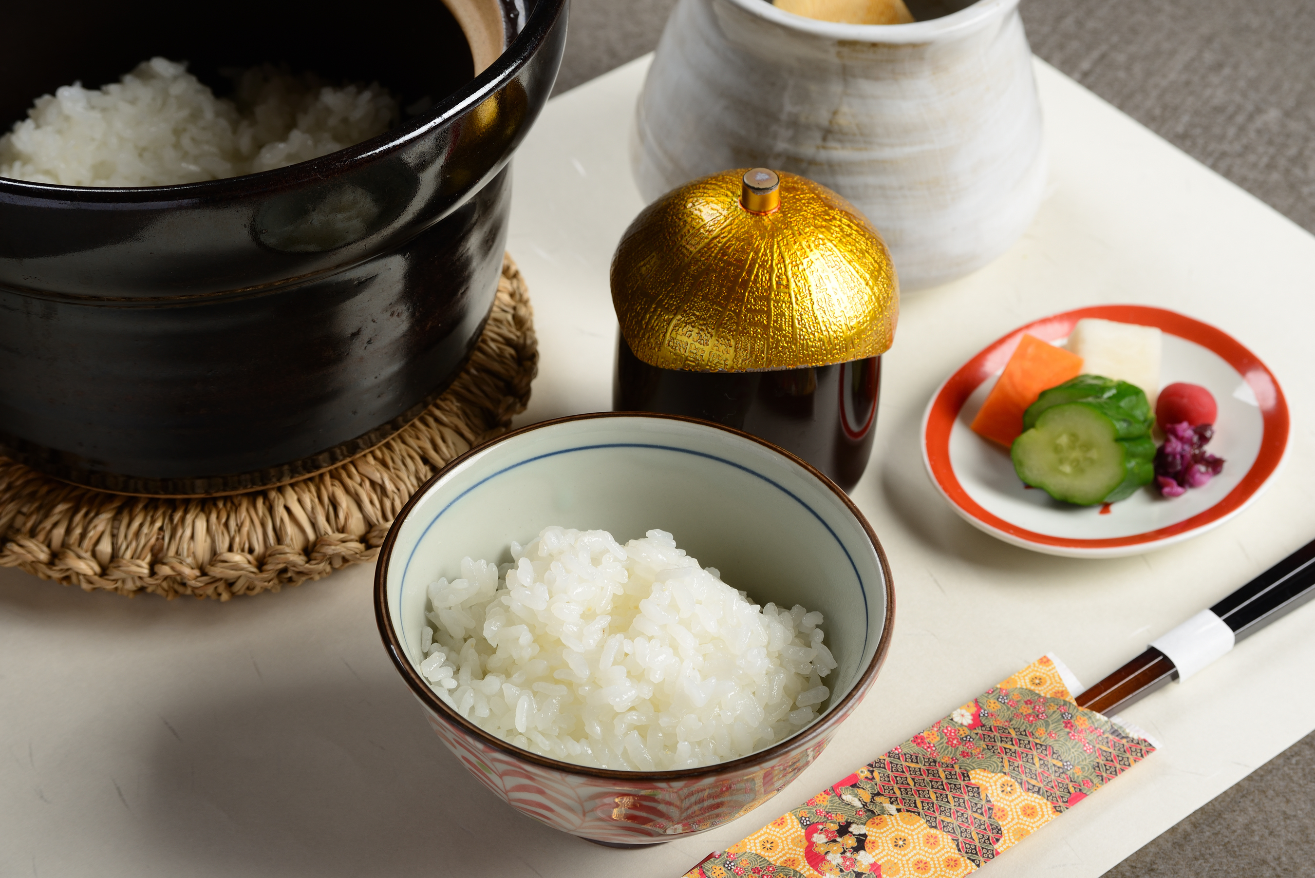茶碗の土鍋めしと漬物盛合わせ