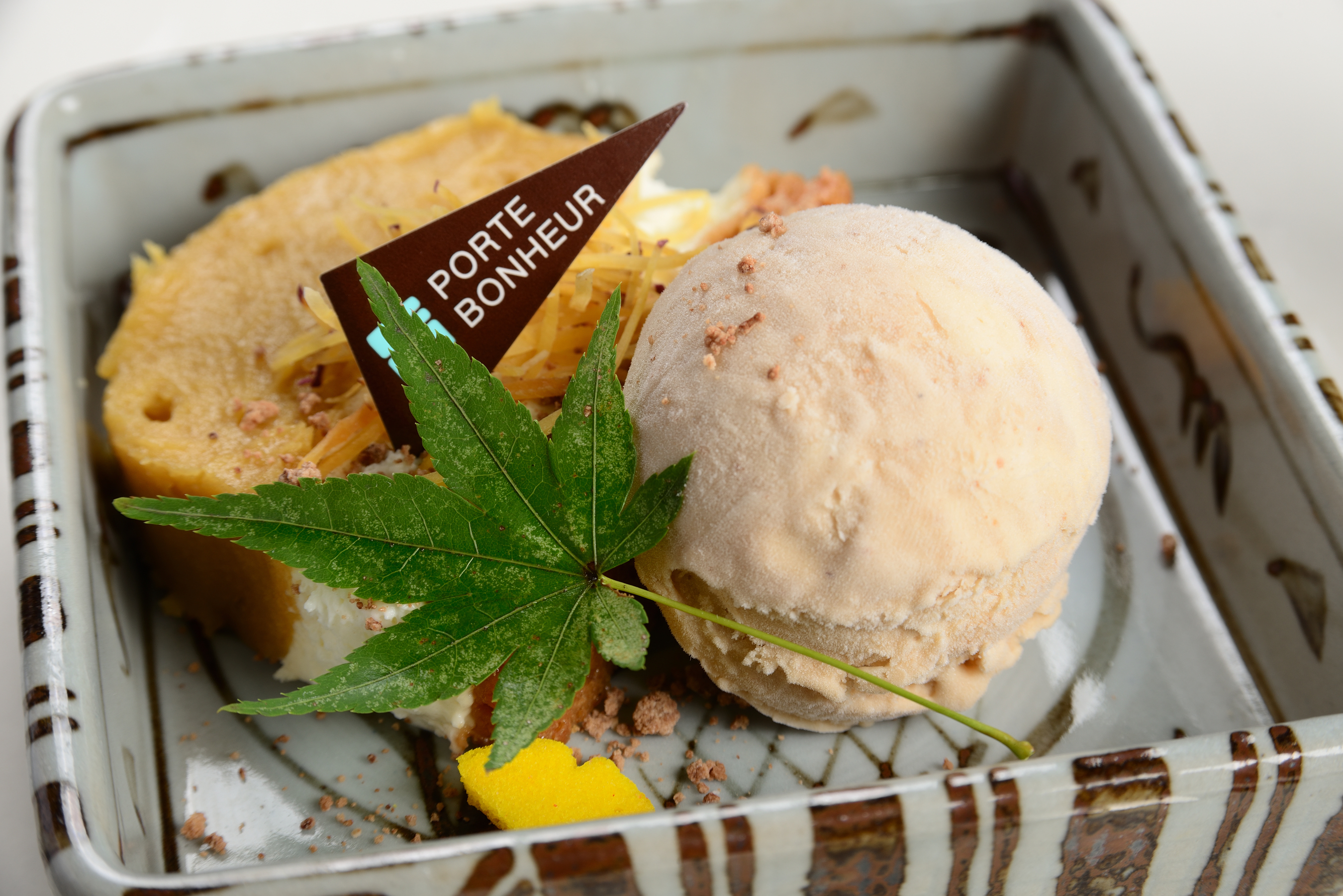 焼芋テリーヌのアップ 青紅葉とチョコレートプレート