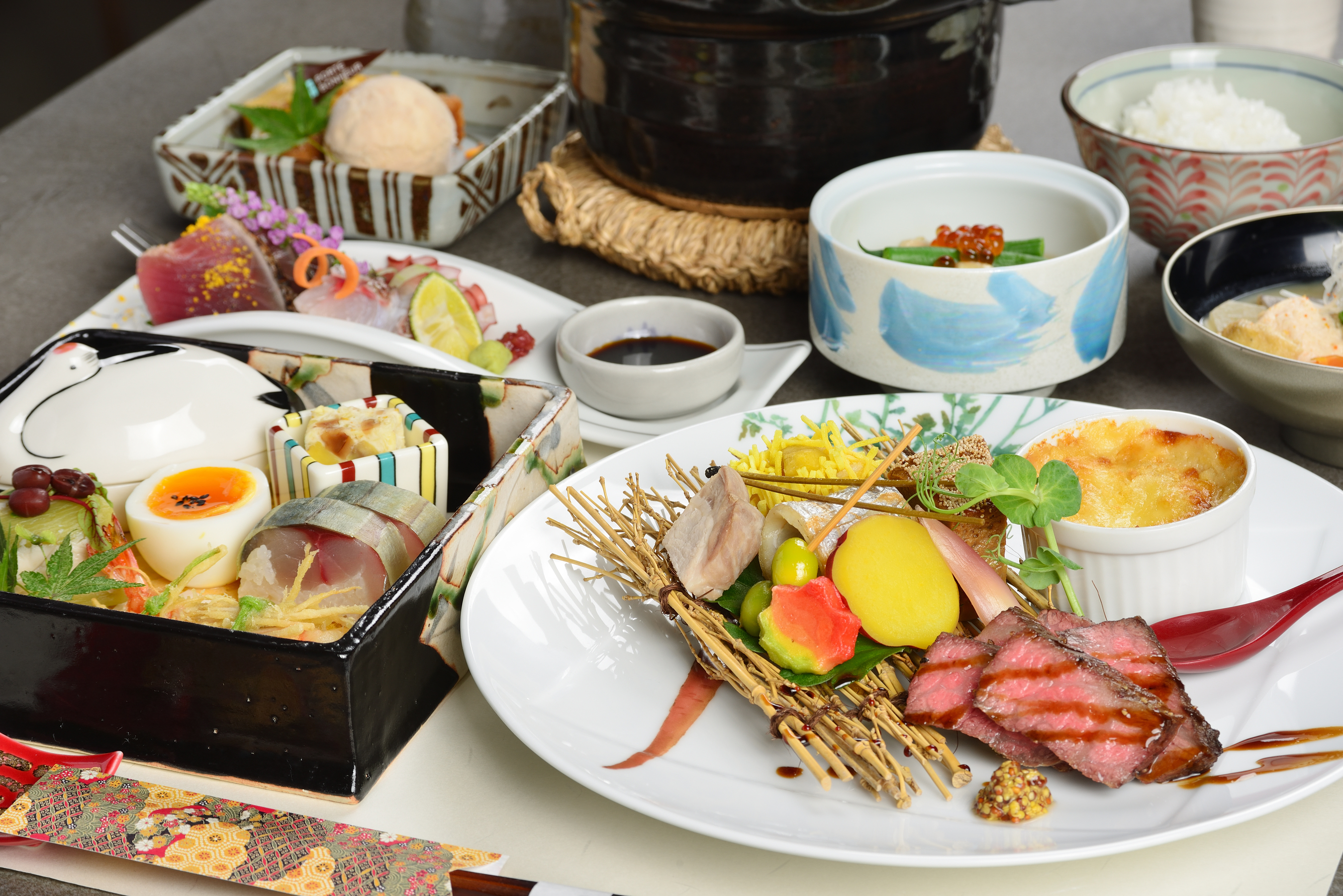 御祝会席 前菜の箱と吹き寄せ盛りを手前に